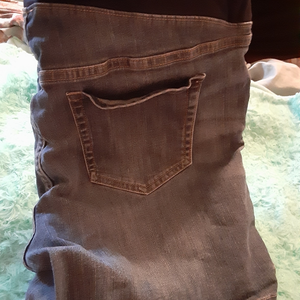 Liz Lange Maternity Shorts - Picture 3 of 4